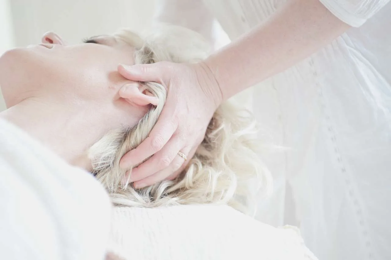 Combinaciones de masajes: el masaje capilar y el masaje facial