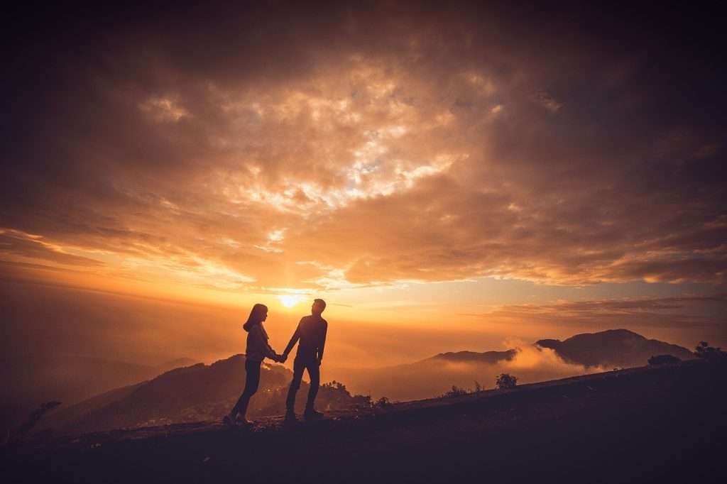 Una pareja relajada después de un nmasaje en pareja