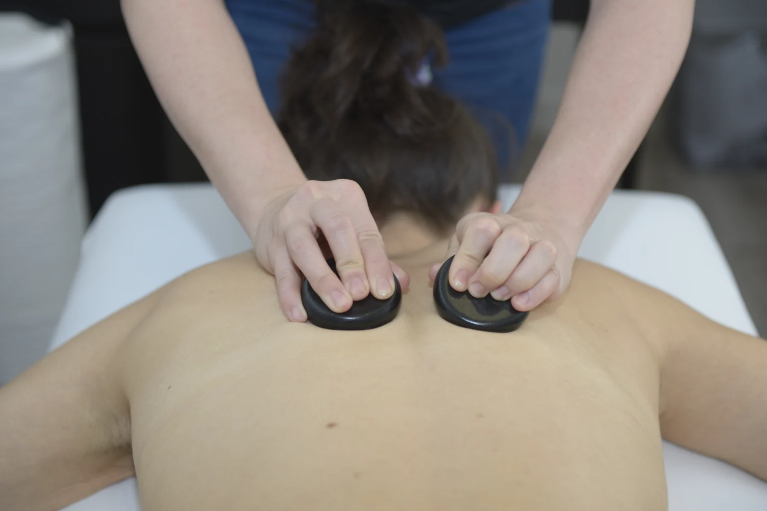 Masaje de espalda para aliviar la tensión asociada al teletrabajo en Body&Mind Valencia